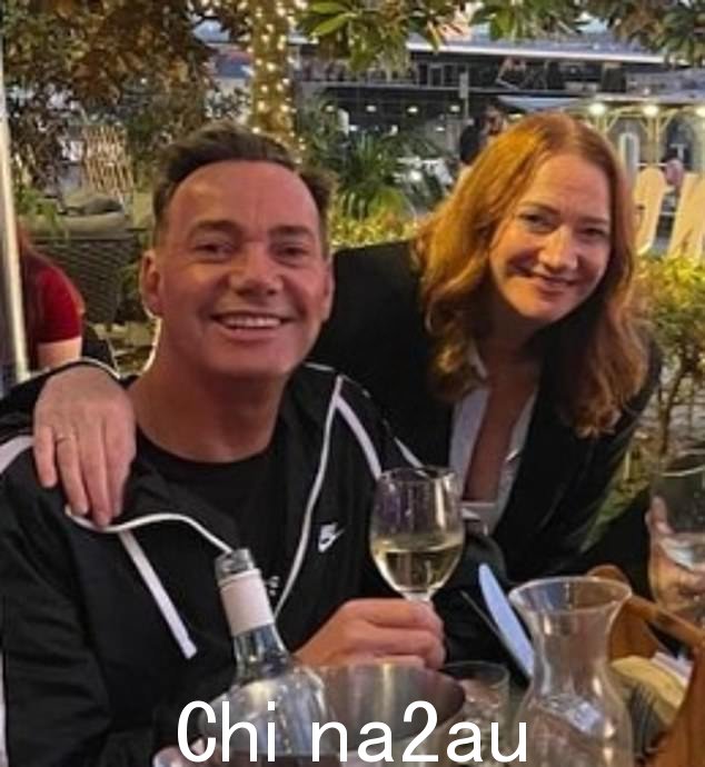 他说:'我的妹妹(可见)可能是我的伴郎,所以那真的很酷'