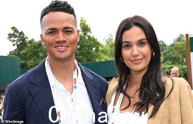 Jermaine Jenas 承认向 BBC 的女性发送了不当短信,并表示他“让自己失望”,因为他透露自己的婚姻岌岌可危。与妻子艾莉合影