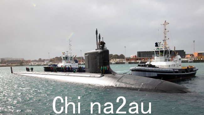 弗吉尼亚级潜艇夏威夷号 (SSN 776) 做好准备停泊在西澳大利亚的斯特林号舰艇上。图片:美国海军照片,一等士官 Victoria Mejicanos