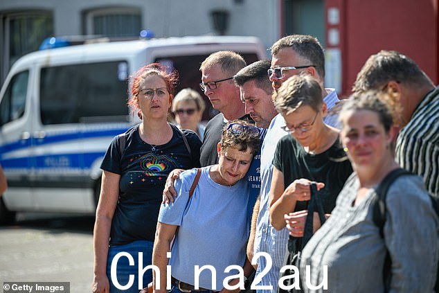 哀悼的人们站在昨天 2024 年 9 月 24 日在索林根发生的致命刺伤事件现场附近,该事件导致 3 人死亡、8 人受伤