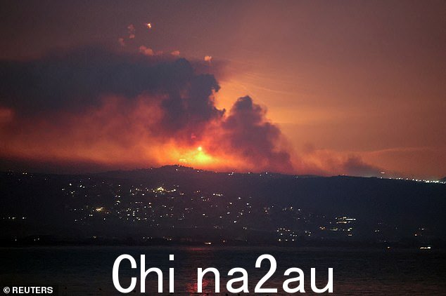 2024 年 8 月 25 日从黎巴嫩南部提尔看到的以色列边境黎巴嫩一侧的烟雾和火灾