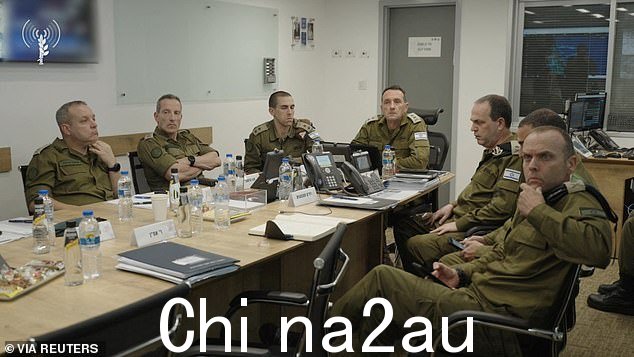 以色列军事总参谋长 Herzi Halevi 在以色列特拉维夫指挥一次行动,在 2024 年 8 月 25 日发布的视频的屏幕截图中