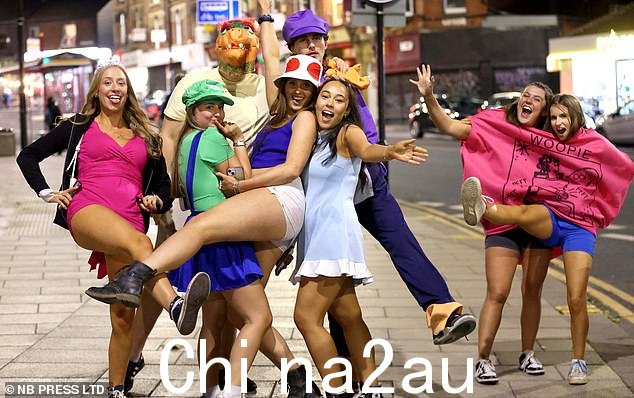 超级马里奥似乎是当晚反复出现的主题,一群年轻人打扮成游戏系列中的各种角色,包括库巴、蟾蜍和路易吉