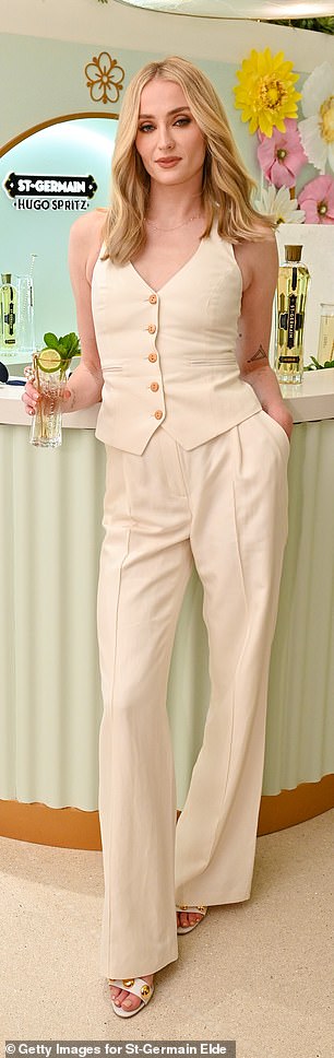 女演员 Sophie Turner 喜欢搭配马甲和裤子