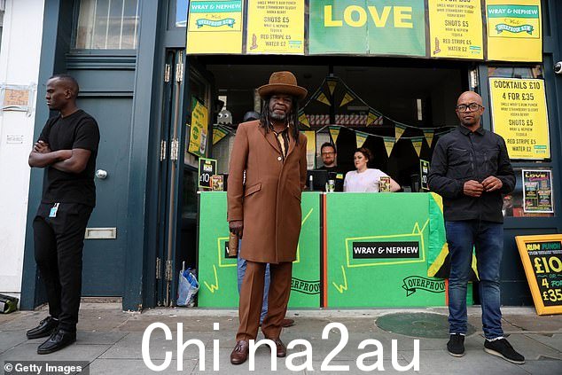 狂欢者参加狂欢节,众所周知,周日适合家庭聚会