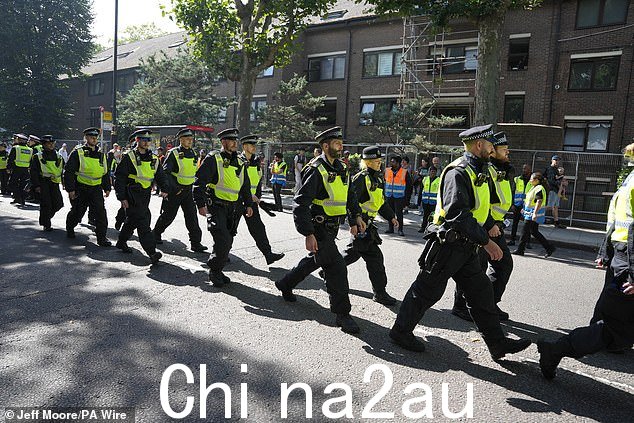 两天节日出动7000余名警力维持秩序