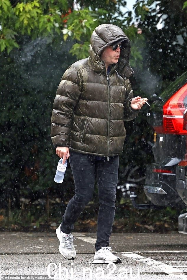 吸着烟喝着水,杰克穿着一双白色运动鞋迎接下雨的天气