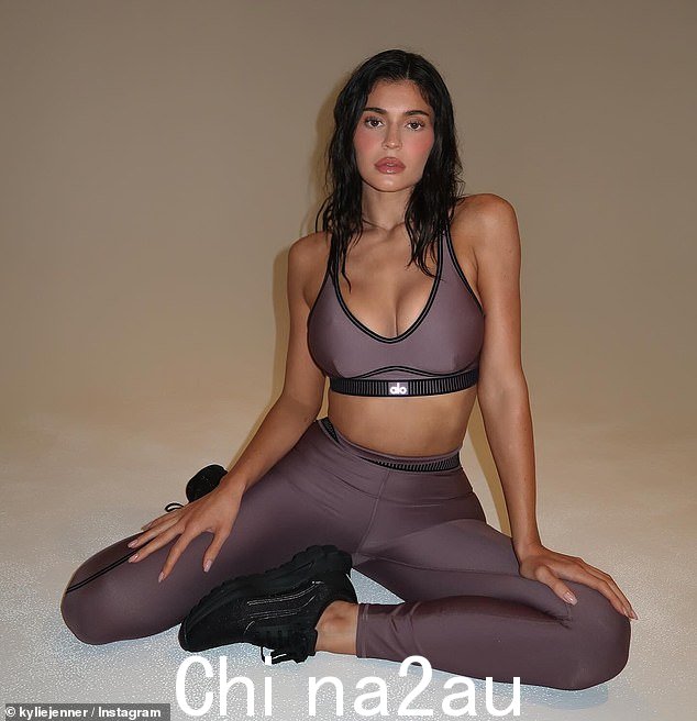 Kylie Jenner 在 Instagram 上分享了她在周六为 Alo athleisure 模特拍摄的令人惊叹的照片,展示了她令人难以置信的曲线