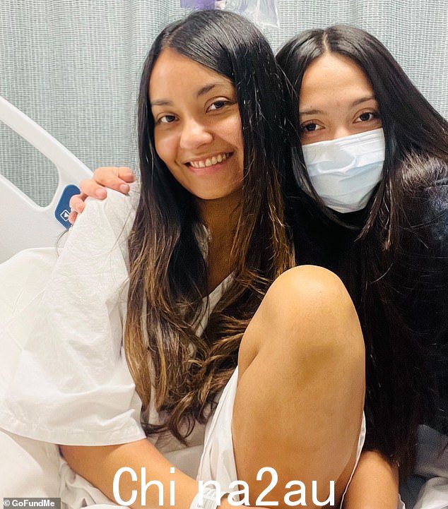 最好的朋友 Isidora Becerra Quezada(右)团结在她最好的朋友 Connie 周围