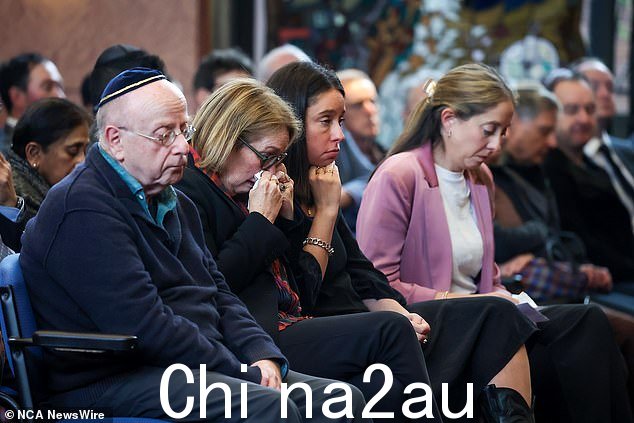 Landsberger 的父母在周一的告别仪式上向年仅 35 岁的儿子表示敬意