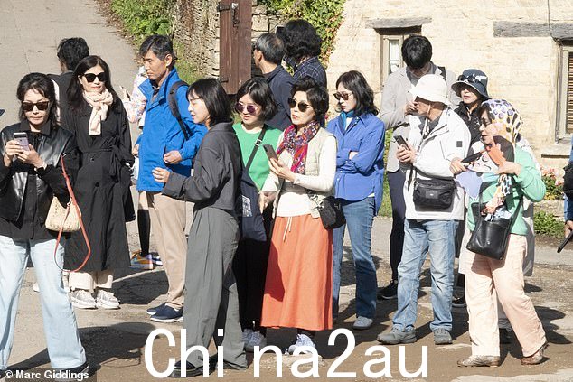 拜伯里:每天有 50 到 80 名教练来到拜伯里,教区委员会希望他们很快就会被禁止进入村庄