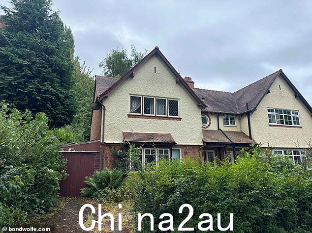 需要现代化改造,这座位于 Hall Green 郊区的三居室家庭住宅是一个真正的“项目”,将于 9 月 12 日拍卖,指导价 99,000 英镑