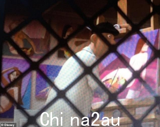 在料理鼠王的场景中,发现一位艺术家正在画一个女人的剪影