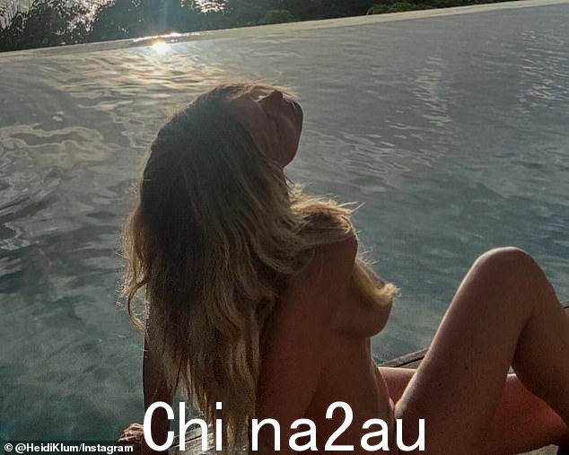 她最近在另一篇 Instagram 帖子中晒日光浴时几乎把一切都暴露了