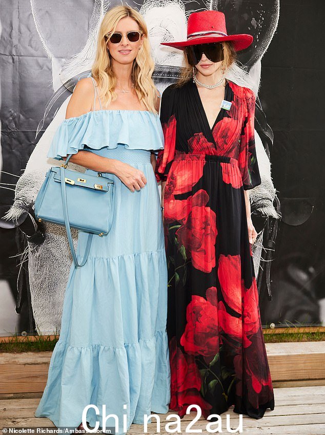 女继承人由她最好的朋友 Stacey Bendet 陪同参加活动,45 岁,美国时尚公司 Alice + Olivia 首席执行官