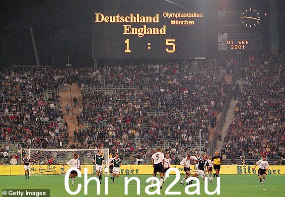 2001 年 9 月 1 日:在德国慕尼黑奥林匹克体育场举行的 2002 年 FIFA 世界杯预选赛中,德国队与英格兰队进行了比赛,英格兰队以 5 - 1 获胜。 \\ 强制信用:本·拉德福德 /Allsport