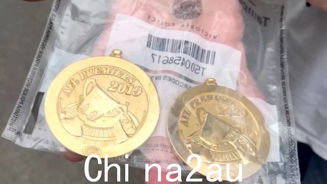官员们于周二早上收回了谢·博尔顿的两枚 AFL 英超奖牌。图片:维多利亚警察局