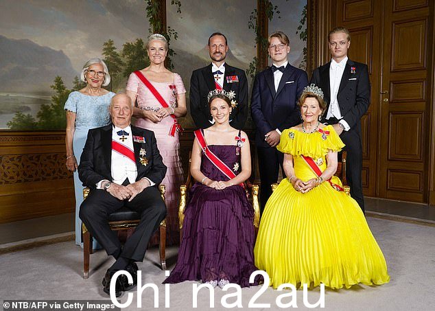 挪威公主英格丽德·亚历山德拉(前中)与(前左、右)挪威国王哈拉尔五世、挪威王后索尼娅以及(后左至右)挪威王储妃玛丽特·杰塞姆、挪威王储梅特·玛丽特合影留念挪威哈康王子斯韦雷·马格努斯 (Sverre Magnus) 和马吕斯·博格·霍伊比 (Marius Borg Hoiby) 于 2022 年在奥斯陆为她 18 岁生日举办的晚宴