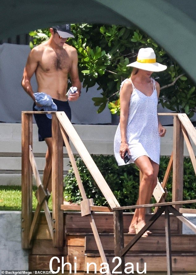 伊万卡·特朗普 (Ivanka Trump) 穿着白色小裙子,与赤裸上身的丈夫贾里德·库什纳 (Jared Kushner) 和他们的三个孩子一起享受船上的一天,展示了她的长腿