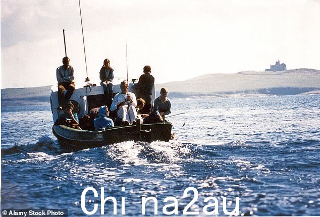 1970 年,蒙巴顿和家人在他的 Shadow V 船上钓鱼,远处是 Classiebawn 城堡