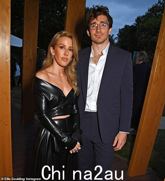 今年早些时候,这位歌手在与分居的丈夫卡斯帕·乔普林 (Caspar Jopling) 分手后宣布结束四年的婚姻(合影)