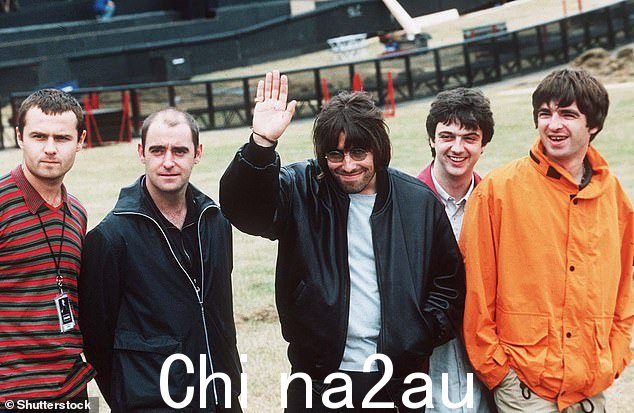 演出中,利亚姆和诺埃尔,以及保罗 'Bonehead' Arthurs、保罗 'Guigsy' McGuigan 和托尼 麦卡罗尔 - 在 125,000 名观众面前表演了两个晚上” class=