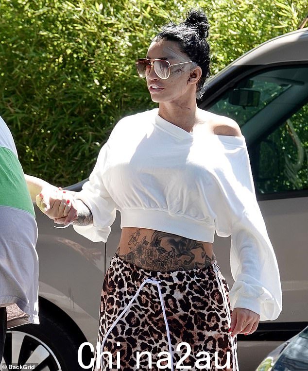 模特和真人秀明星 Katie Price 与她的儿子 Harvey 合影