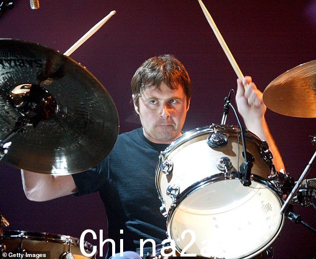 Alan White 是 Oasis 服务时间最长的鼓手,曾于 2002 年演出