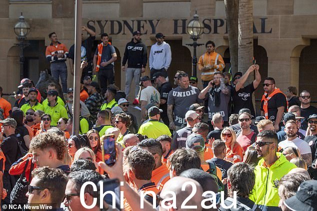 被问及是否迫使 CFMEU 入职会削弱工人组建工会的能力时,Albanese 先生表示,目标是“适当的工会主义”(如图,悉尼抗议者)