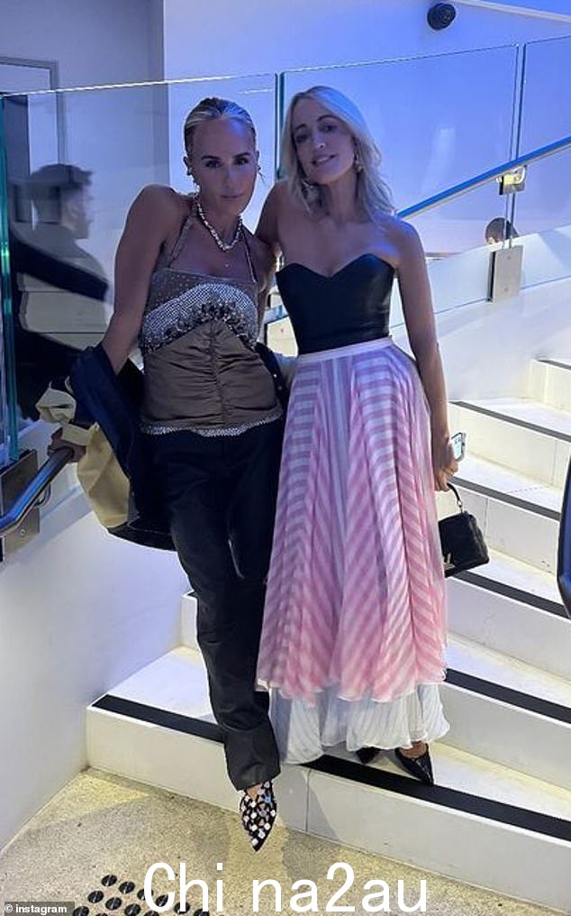 Jackie 'O' Henderson,49 岁(右)和 Pip Edwards,44 岁(左)周三晚上在悉尼举行的路易威登活动中出尽风头