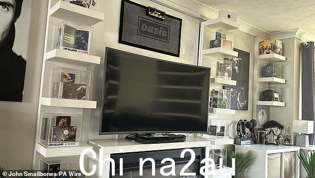 约翰的收藏包括覆盖的墙壁在乐队的镶框照片中,柜子里装满了手鼓,让人想起他们 1994 年热门专辑《Definitely Maybe》中使用的手鼓
