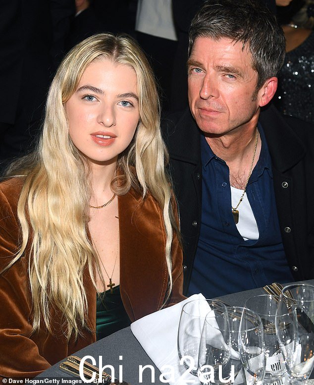 这对夫妇有一个女儿 Anais Gallagher(如图,左),出生于 2000 年 1 月(2019 年与诺埃尔在伦敦萨沃伊酒店看到)