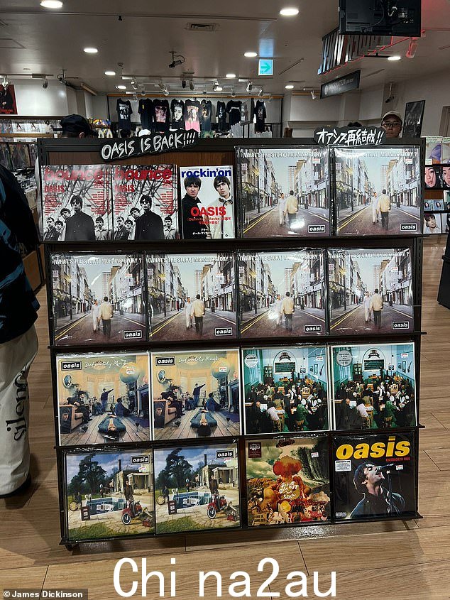 全世界都感受到了 Oasis 的狂热。日本的这家商店正在销售 Oasis 专辑,上面写着“Oasis 回来了!”
