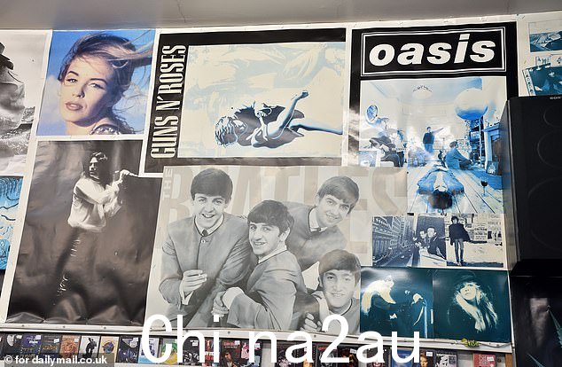 Sifters on Fog Lane 墙上的海报展示了包括 Guns N' Roses、当地男孩 Oasis 和他们的偶像 The Beatles 在内的艺术家的作品