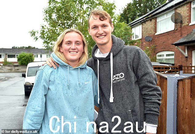25 岁的 Neve Spotswood 和 25 岁的室友 Adam Woolstanholme 刚刚从位于 Burnage 的 Gallagher 家搬到街角,妈妈 Peggy 仍然住在那里