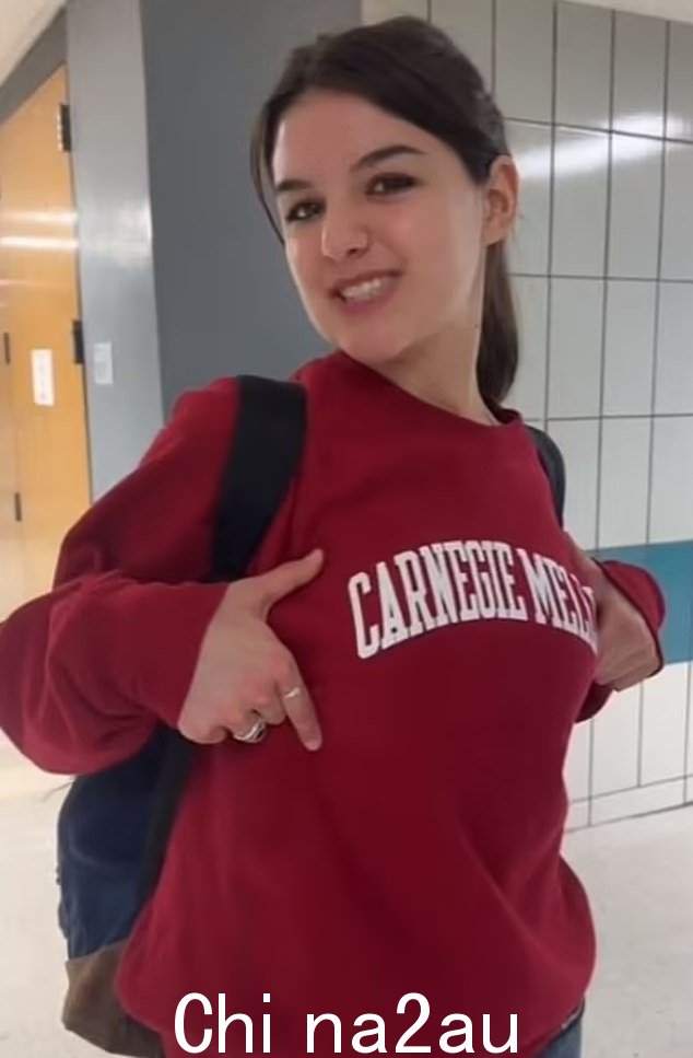 这一目击事件发生在一位孩子的母亲 18 岁的女儿苏瑞·克鲁斯 (Suri Cruise) 搬到匹兹堡的卡内基梅隆大学上大学后,她在空巢里安顿下来
