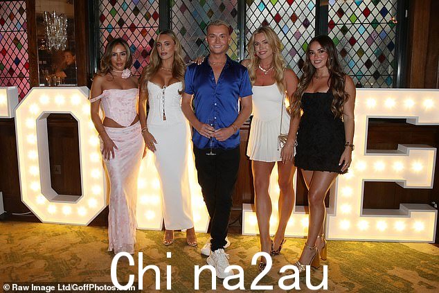 Harry Derbidge,30 岁,也参加了这场盛大的狂欢,他穿着一件缎蓝色衬衫,确实给人留下了深刻的印象