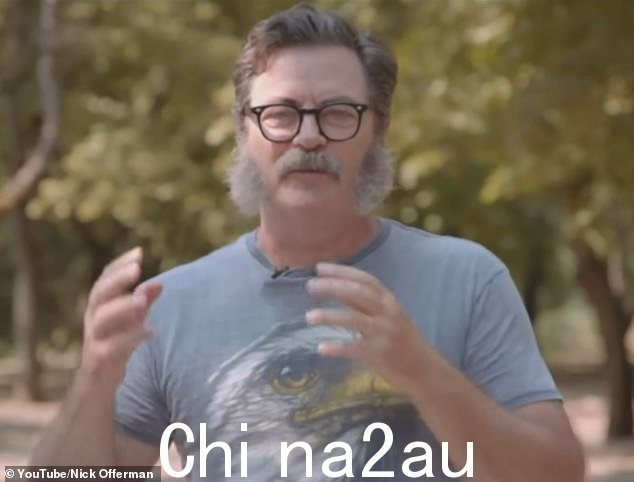 这位伊利诺伊州乔利埃特人站在树林里介绍了这段视频,身穿灰色衬衫,上面有秃头鹰的图像