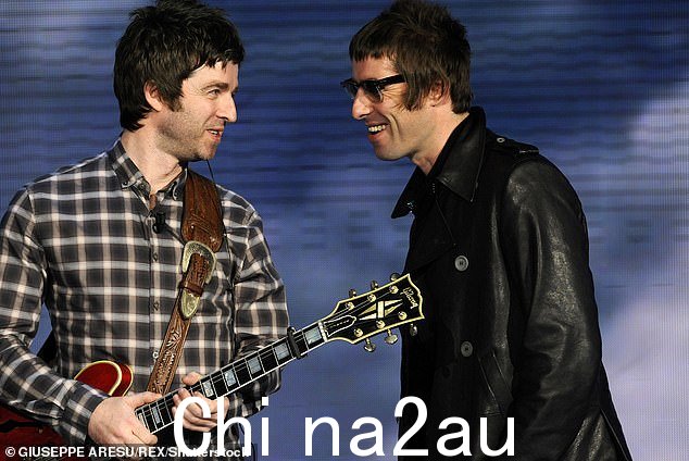 在宣布 Oasis Live 25 巡演以及兄弟俩多年来的第一张合影时,这支传奇乐队说道:“枪声已经平息。”星星已经对齐。伟大的等待结束了。快来看看。不会在电视上转播'