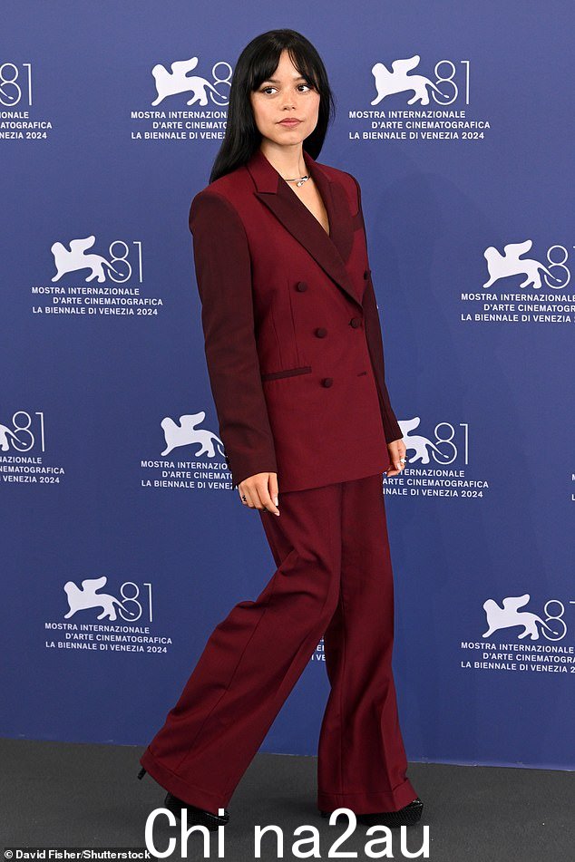 这位 21 岁的女演员穿着定制的 Paul Smith 栗色西装,深 V 领口和时尚翻领,看起来很棒