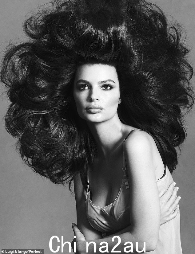 在谈到她的封面照时,她说:“我的角色是拉蔻儿·韦尔奇 (Raquel Welch),索菲亚·罗兰 (Sofia Loren) 是一个有着我一生中拥有的最大头发的女孩”