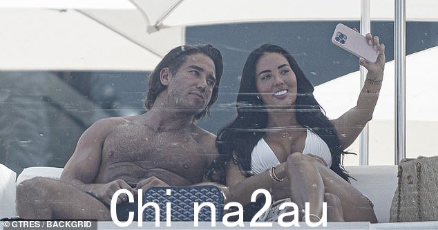 他们当然有时间一起自拍