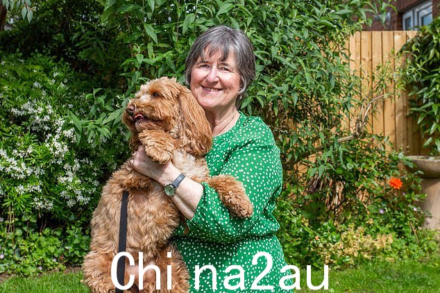 Angela 说服用 Cool Joints+ 帮助她保持运动,而且她仍然喜欢遛她的可卡犬,Phoebe