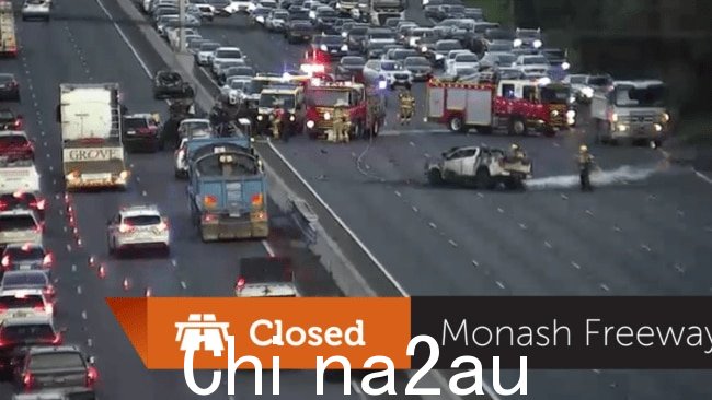 莫纳什高速公路受到交通拥堵的困扰紧急服务部门对多车碰撞事件作出反应 图片:VicTraffic/X