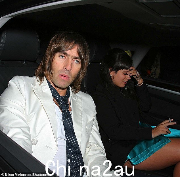 有人看到 Liam Gallagher 和 Lily Allen 在 2009 年富士摇滚音乐节从希思罗机场飞往日本的航班上做这件事