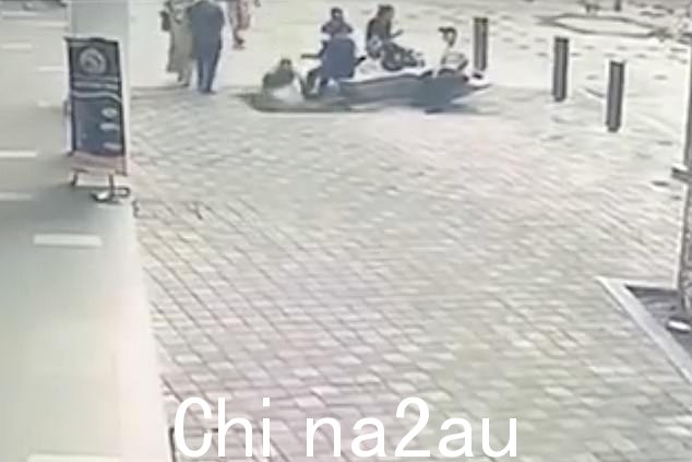 突然,地面打开,导致她跌倒,而其他人勉强避免了类似的命运