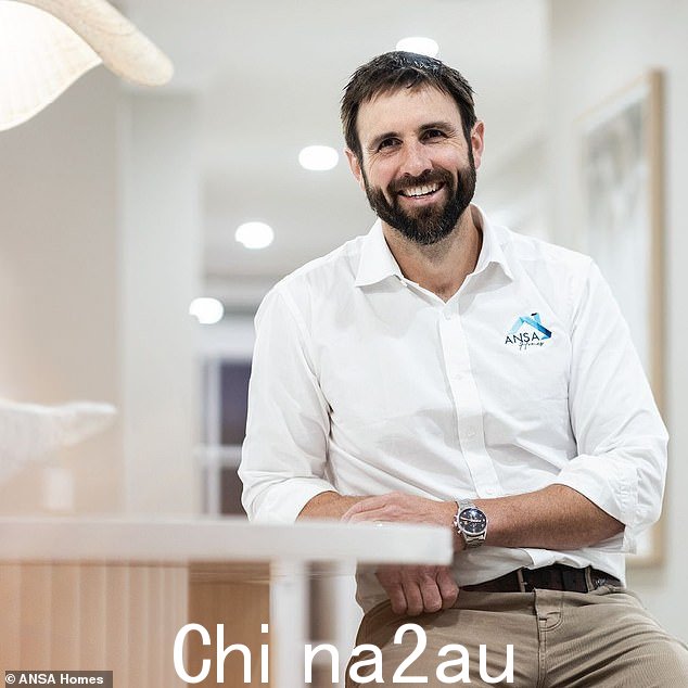 首席执行官马克·马洛尼 (Mark Maloney) 出现在 2019 年的视频中,兜售让祖父母与孙辈完全分开生活的想法