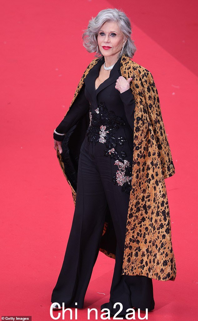 Jane Fonda,86 岁,曾三次离婚,是三个孩子的母亲,也是一位经常引起争议的政治活动家。5 月拍摄