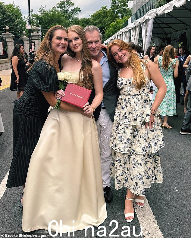波姬·小丝 (Brooke Shields) 刚刚透露,她 18 岁的女儿格里尔·哈蒙德·亨奇 (Grier Hammond Henchy) 于 6 月 11 日在曼哈顿上东区的圣心修道院 (Convent of the Sacred Heart) 毕业典礼上穿了她的第一件婚纱,她称之为'fullcircle moment'