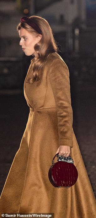 Beatrice 公主在 2021 年的颂歌音乐会上也带了同款包